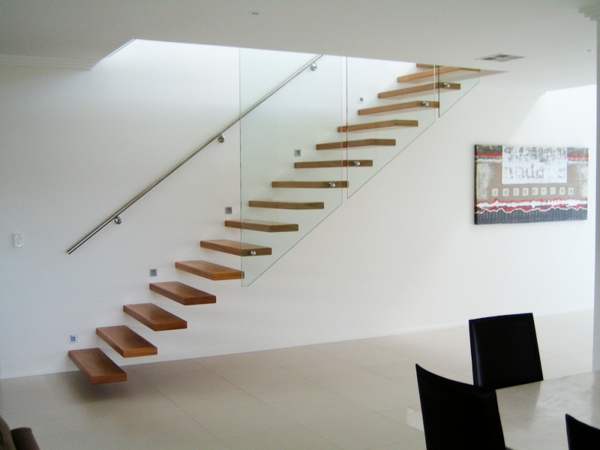 moderne-minimaliste-cantilever escaliers en bois et en verre