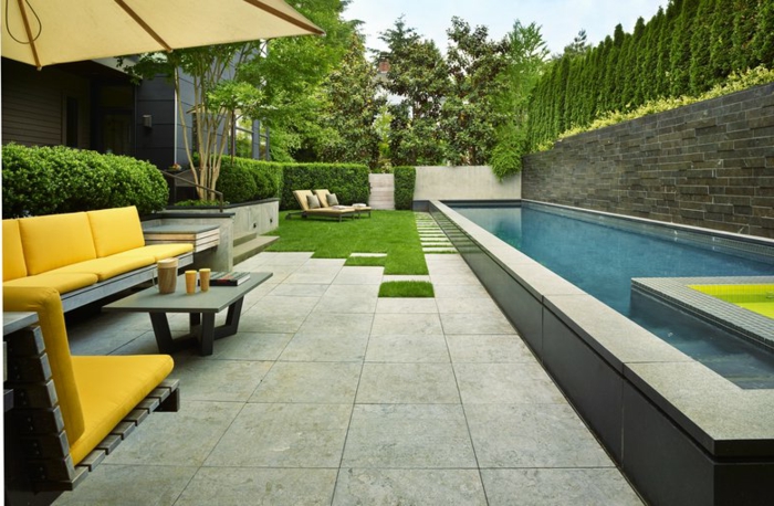 tumbonas de césped verde muebles de jardín amarillo una piscina jardín purista