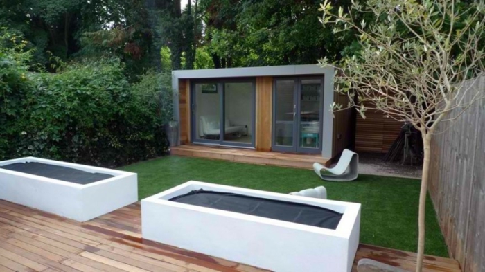 puristinen puutarha - minimalistinen talon suoja ja pienet puut