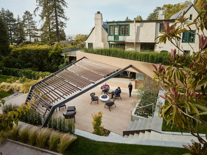 una pérgola, hierba alta limpia, muebles de jardín y casa en un estilo minimalista - jardines frontales modernos