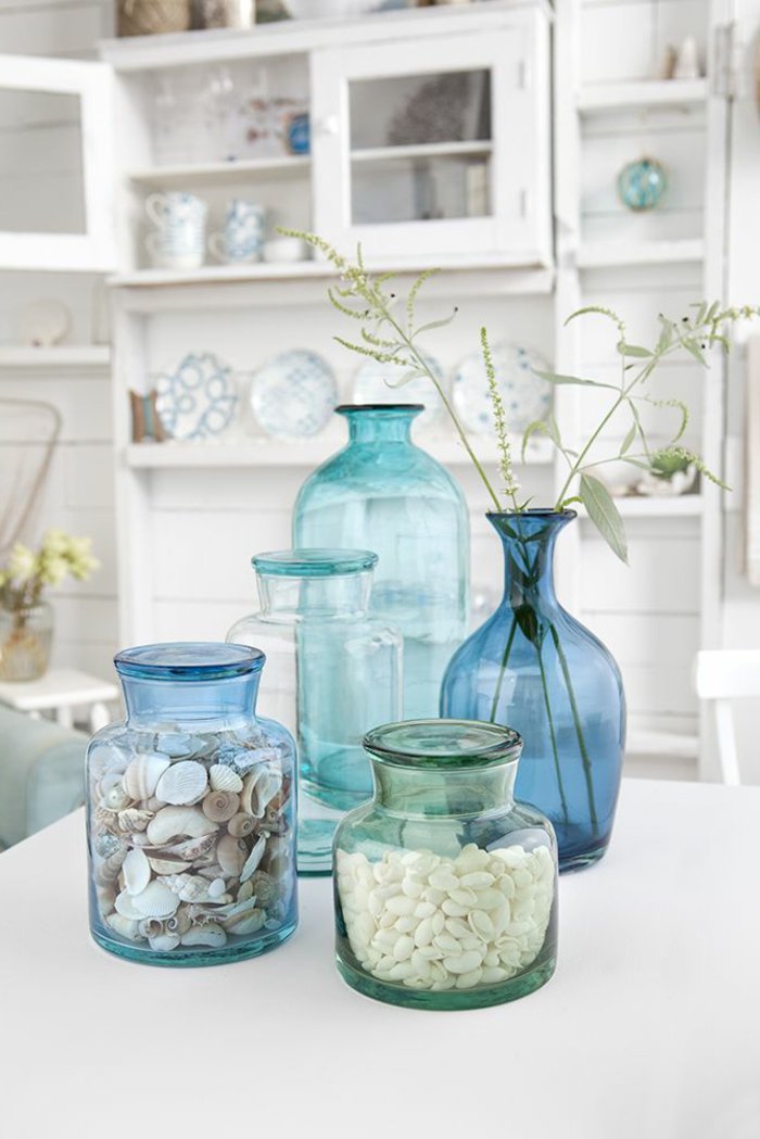 avec-verre bleu vases décorent-coquilles plantes