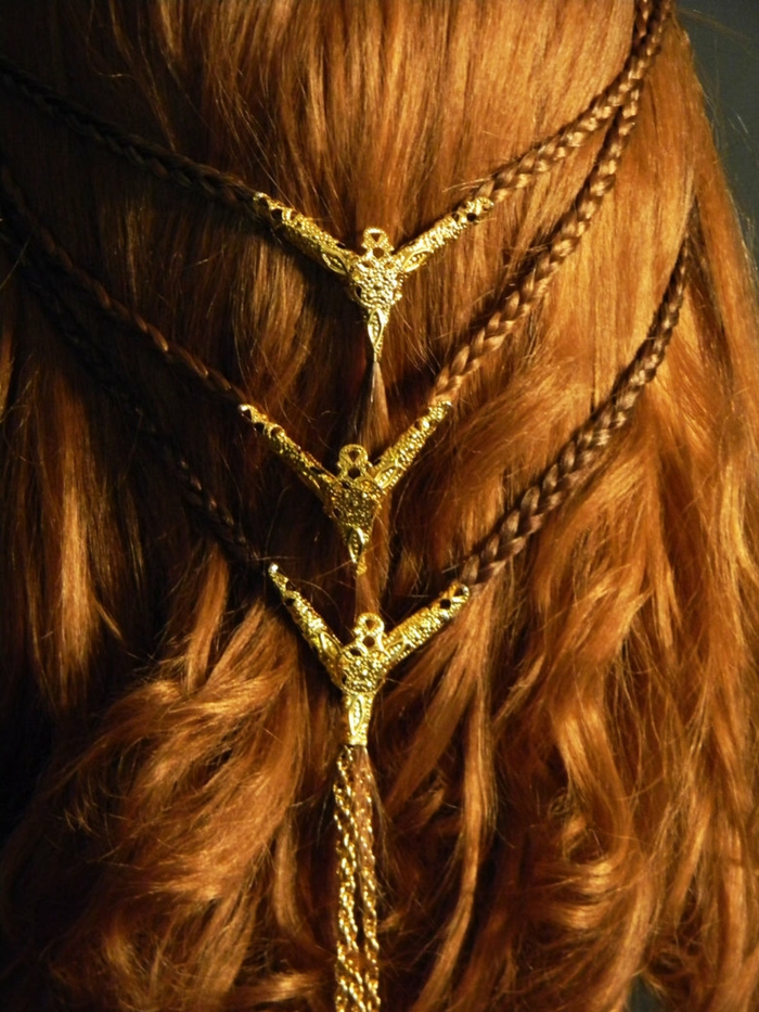 τρία μικρά πλεξούδες με χρυσά στολίδια στα άκρα, χτενίσματα με κόκκινα μαλλιά