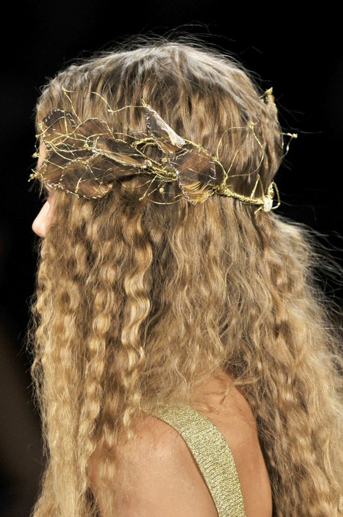 σγουρά, ξανθά μαλλιά με μια τιάρα από χρυσό σύρμα όπως τα φύλλα που διαμορφώνονται με τα μεσαιωνικά χτενίσματα