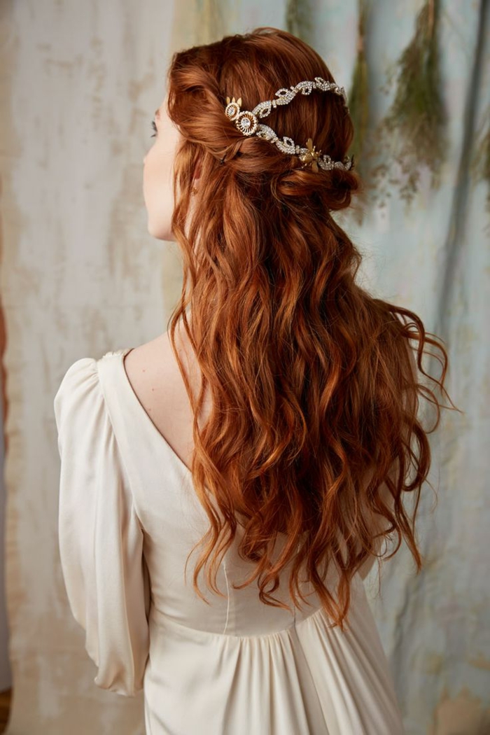cheveux roux avec des boucles, comme la coiffure tressée de couronne, accessoires de cheveux d'or avec des perles