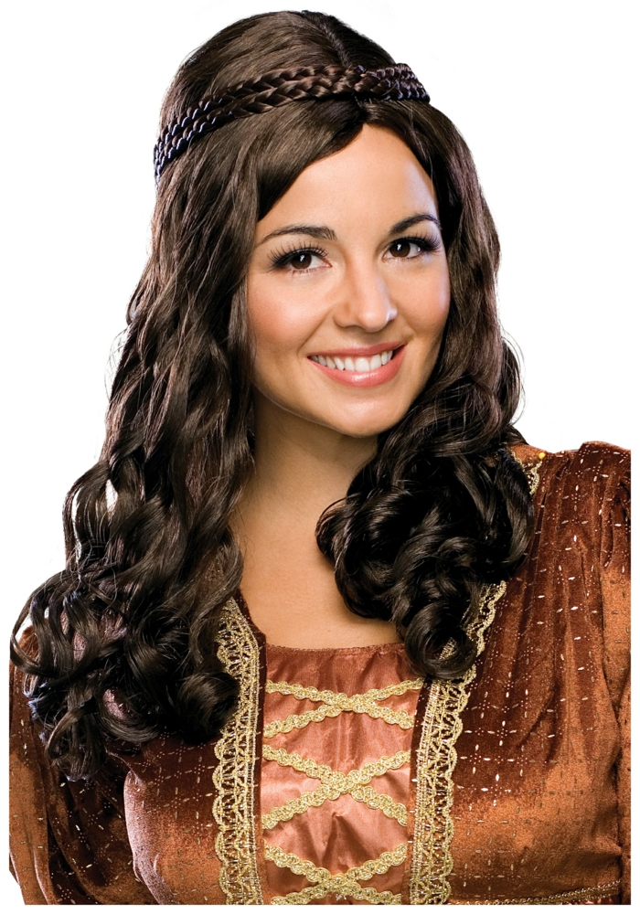 une jolie femme en tenue médiévale et coiffure médiévale