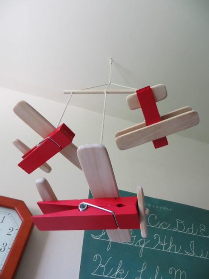 الطائرة المتنقلة مصنوعة من أقواس خشبية باللون الأحمر