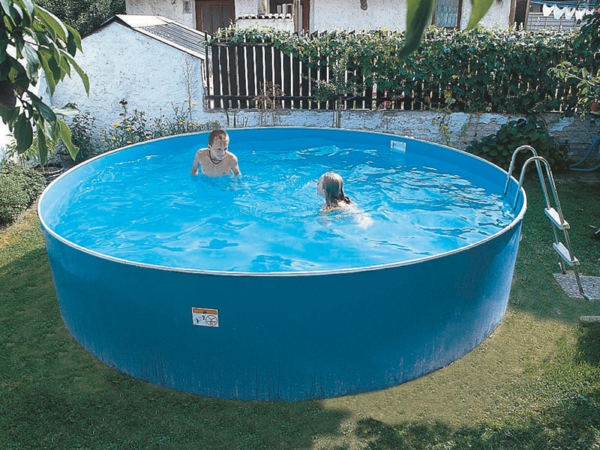 Mobiili-pool-with-round-shaped-lapset-pelissä on kaksi lasta