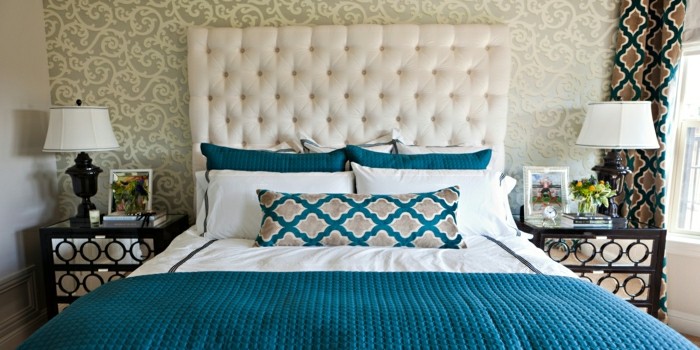 moderna-habitación amueblada elegante ropa de cama colcha color turquesa