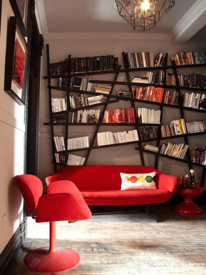 आधुनिक सुविधा विषम किताबें दीवार लाल काउच के साथ आधुनिक डिजाइन