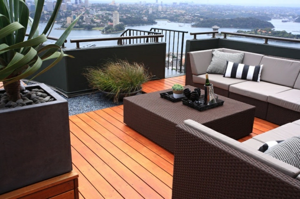 आधुनिक छत डिजाइन के साथ-लकड़ी के फर्श और रतन फर्नीचर