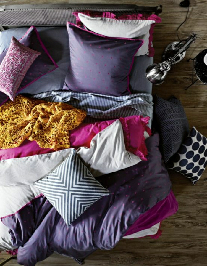 आधुनिक हाउसिंग यूनिट रंगीन बिस्तर बैंगनी गुलाबी ग्राफिक पैटर्न