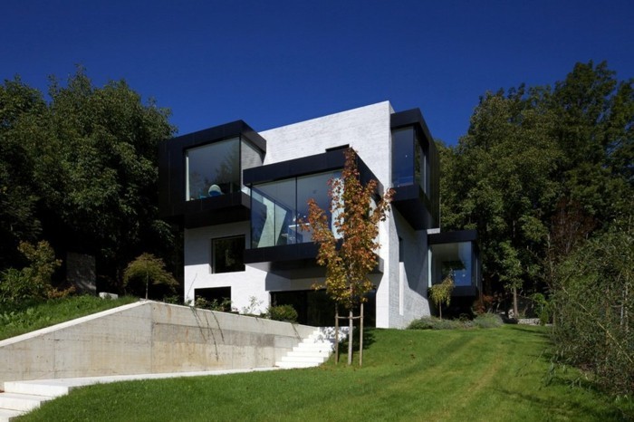 现代建筑的房子，有吸引力的设计，优美自然的环境