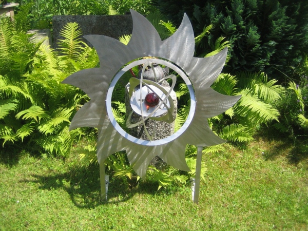 moderna-atraktivna-vrt-dekor-nehrđajućeg čelika - na travi