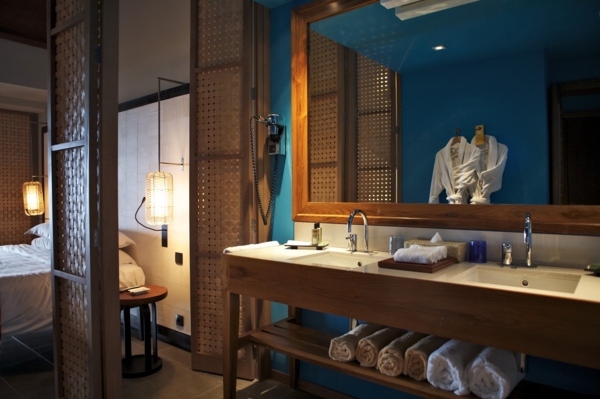 חדר אמבטיה מודרני לגונה צבע קיר - מראה גדולה