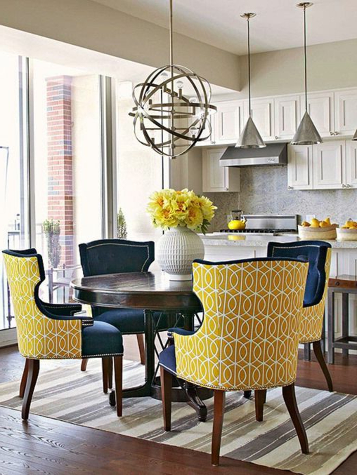Moderna-blagovaona područjima i žuta-stolice