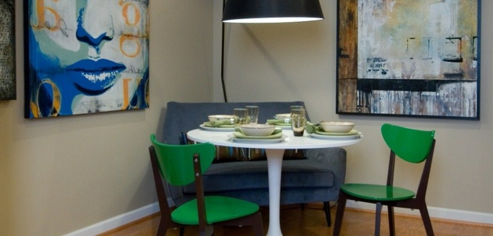 现代的用餐区，绿色的椅子