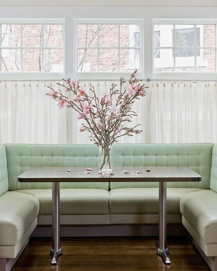 现代的用餐区，美丽的花卉 - 上的表