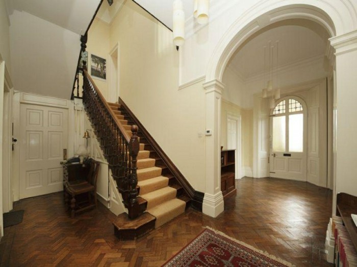 现代走廊设计一个圆润进入房间的走廊，用层压地板上架，从木