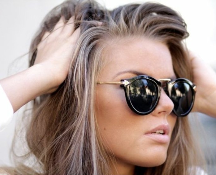 现代女性，与眼镜酷色头发之间的棕色和金色