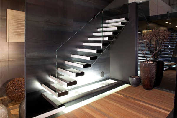 -cantilever moderne escalier-en-la-maison avec éclairage