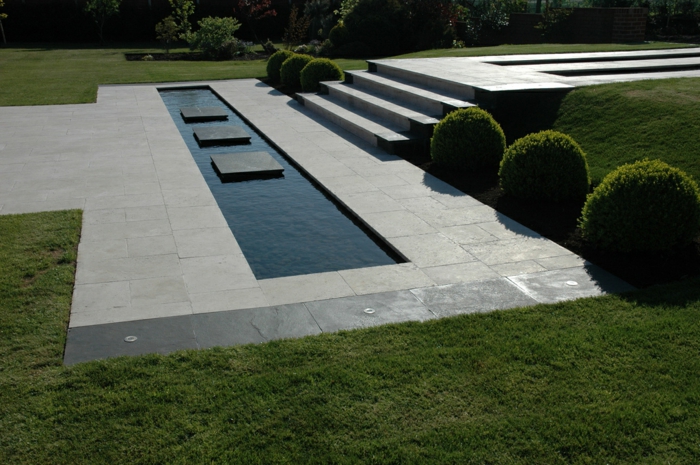 un nivel de agua con tres azulejos en el medio, césped inglés - ejemplos de diseño de jardines