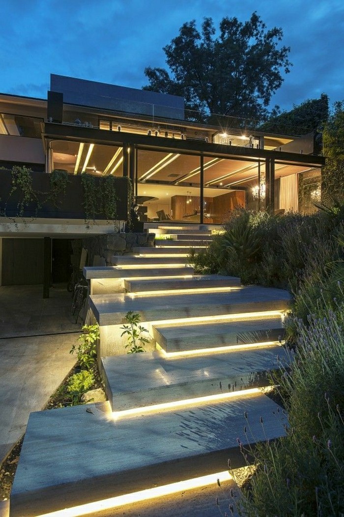 moderno diseño-con-jardín detrás de la iluminación