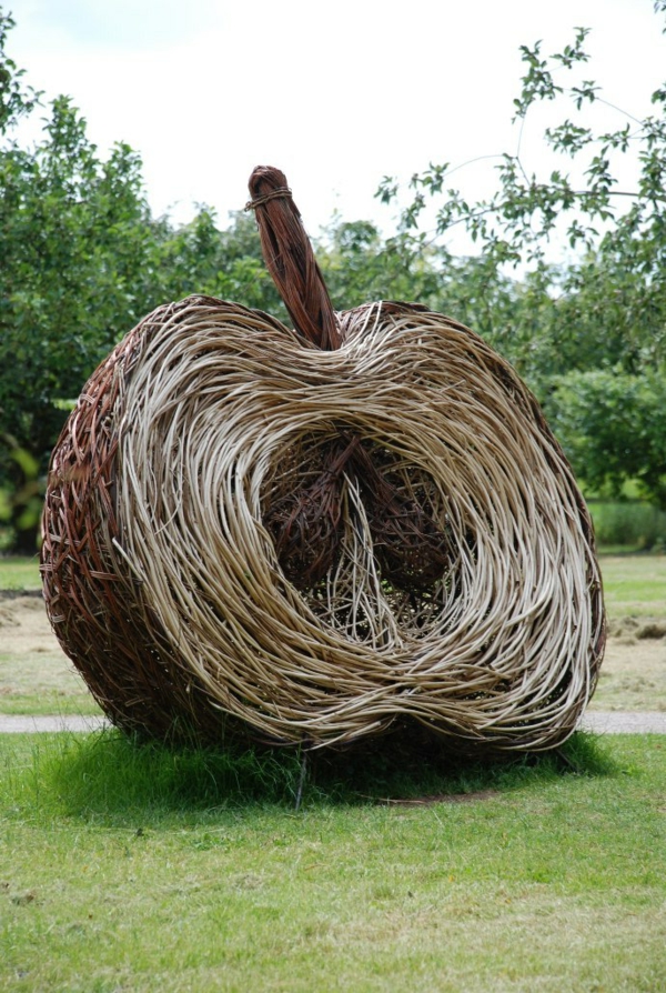 תפוח פסלים-גן מודרני