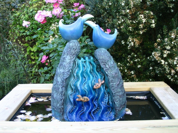 פסלים-כחול-ציפור משולחת-גן מודרני ברוק