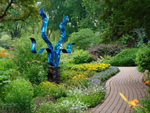 גן פסלים מודרני לכת-אאוט כחול