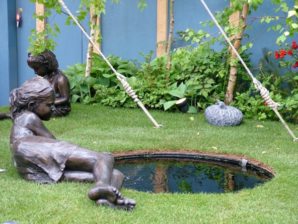 Moderno-jardín esculturas-estanque-con-chicas