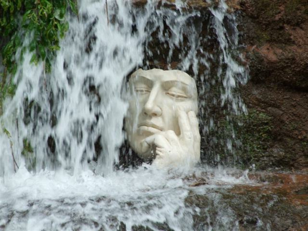 esculturas de hoy en la cascada del jardín