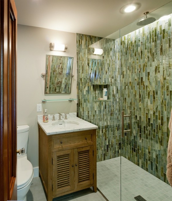 现代瓷砖淋浴在美丽的浴室 - 木柜