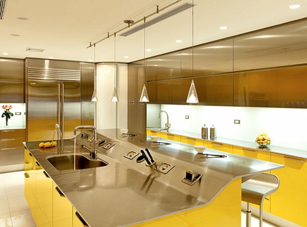 现代厨房在黄色非常漂亮的烹饪岛