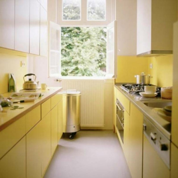 现代小黄色厨房 - 带窗户