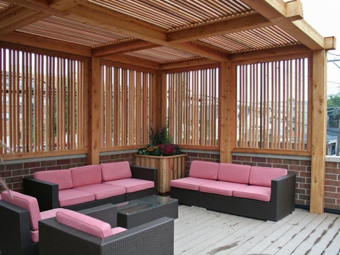 आधुनिक गुलाबी-सोफा-साथ-एक-ईमेल-pergola-से-लकड़ी