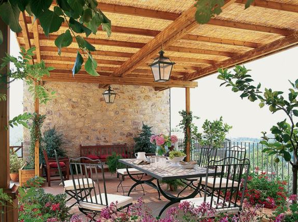 تصميم شرفة مع نباتات خضراء وسقف خشبي