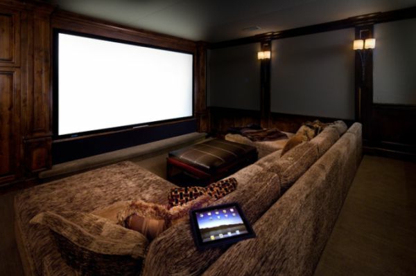 Appartement moderne avec grand écran de cinéma maison