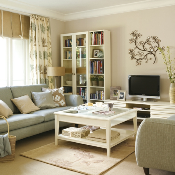 现代起居室家具的例子，许多扔在小客厅的枕头