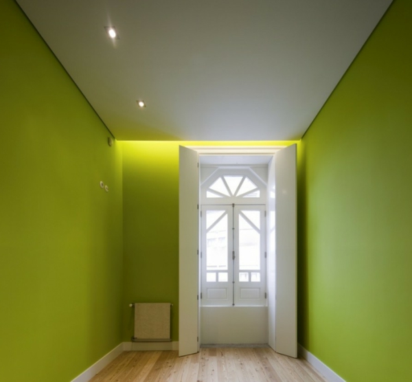 Pasillo moderno con pintura de pared decoración de pared de tono verde en verde