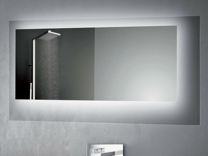 съвременните огледално с водената-осветление, елегантна баня интериор