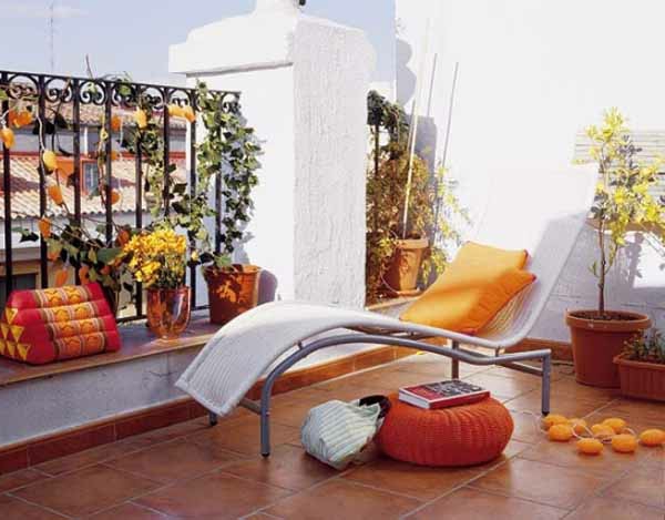 μοντέρνα βεράντα με πολυτελή καρέκλα και στοιχεία πορτοκαλί
