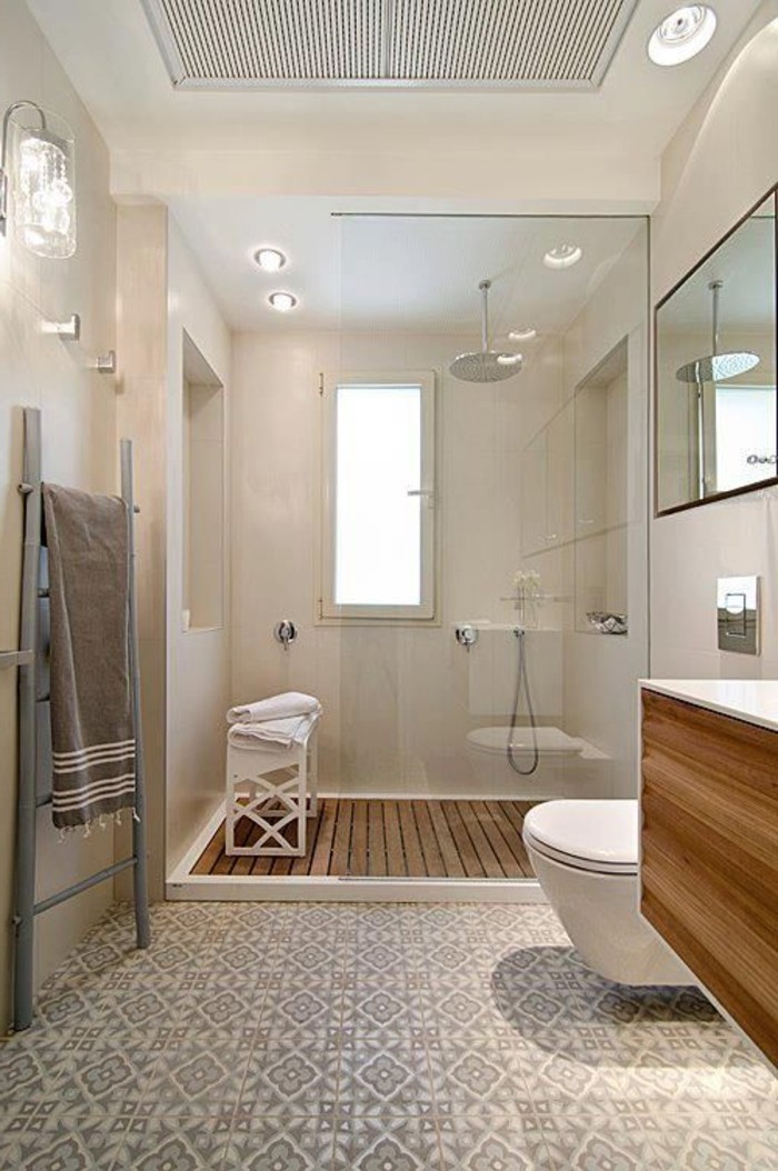 现代浴室与 - 简单的内部，和神话般的浴室瓷砖