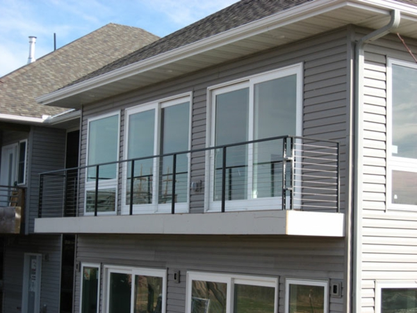 采用不锈钢玻璃的现代化的阳台栏杆