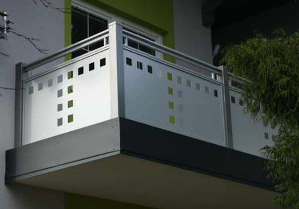 现代栏杆接一个阳台