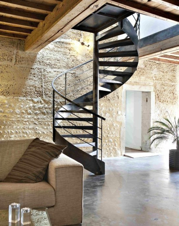 आधुनिक घर-साथ एक सर्पिल सीढ़ी के- धातु