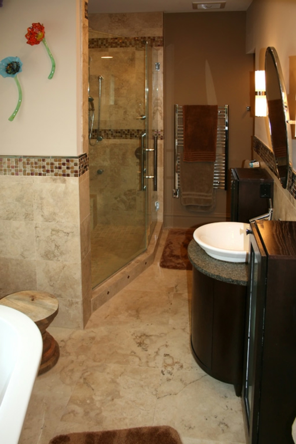 moderni kylpyhuone design sisustuksella ja kauniilla laatoilla