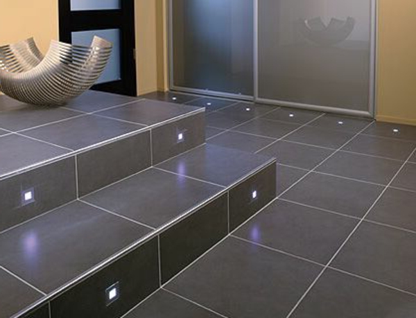 现代化的浴室LED瓷砖照明超级美丽的灰色瓷砖楼梯