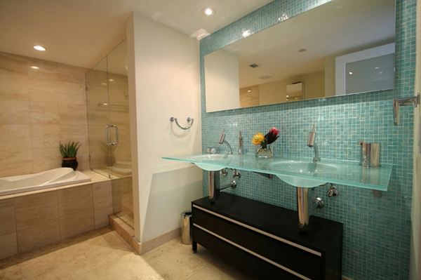moderni kylpyhuone yhdistetyillä laatat - ruskea ja sininen