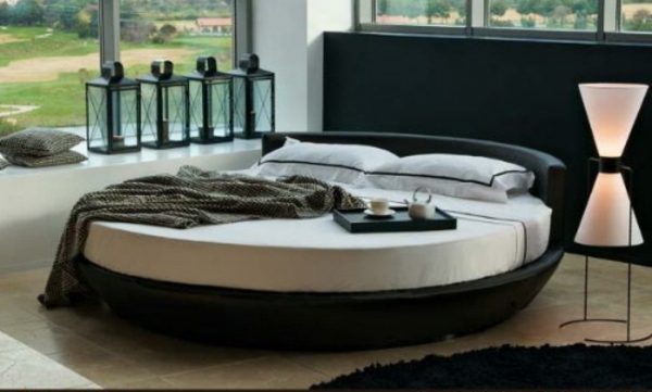 现代床与 - 圆形状的玻璃墙