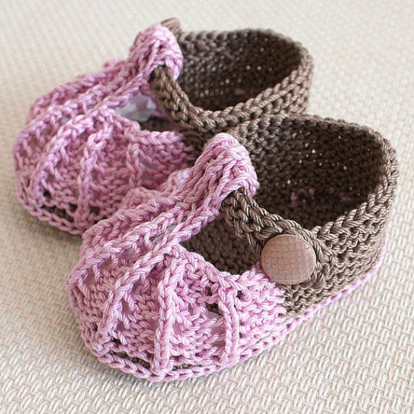 आधुनिक डिजाइन में गुलाबी रंग के शानदार-बच्चा जूते-साथ-सुपर-सुंदर डिजाइन से crochet-महान व्यावहारिक-विचारों